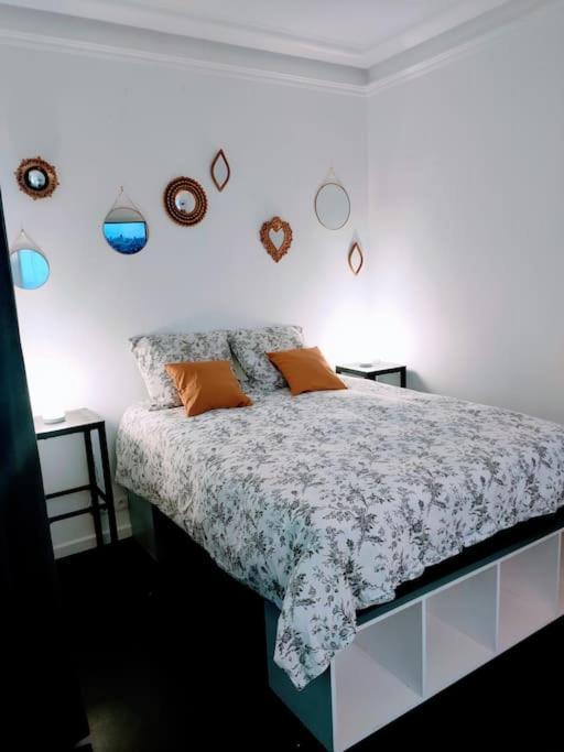 Appartement Les Abbesses Parigi Esterno foto