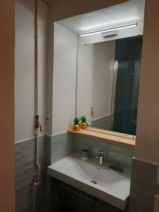 Appartement Les Abbesses Parigi Esterno foto
